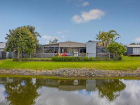 Sanctuary By The Water - Matarangi Holiday Home, Matarangi